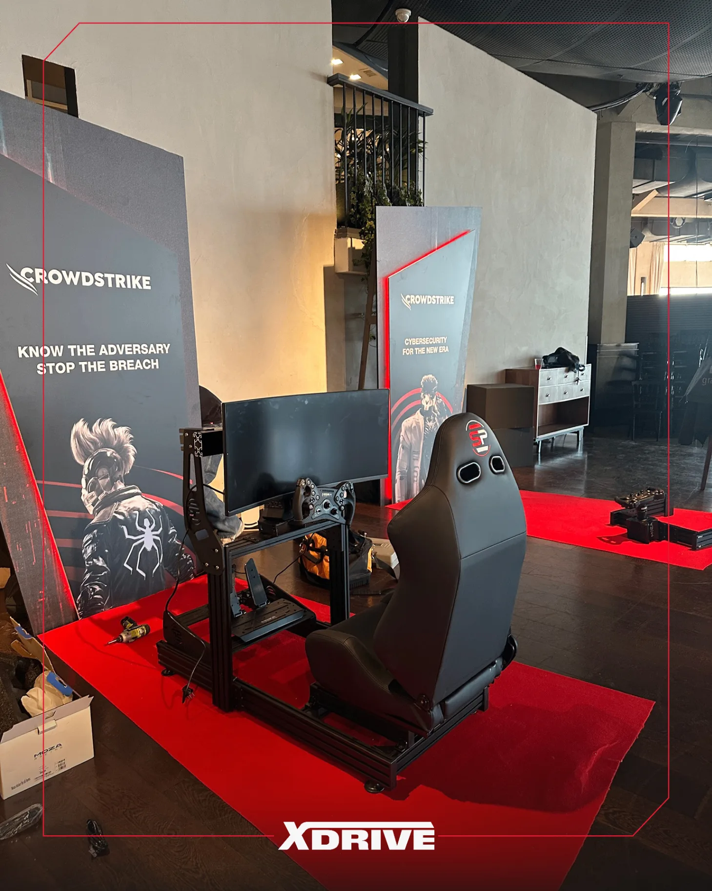 עמדת סימולטור DRIVE85 ממותגת CrowdStrike באירוע עסקי