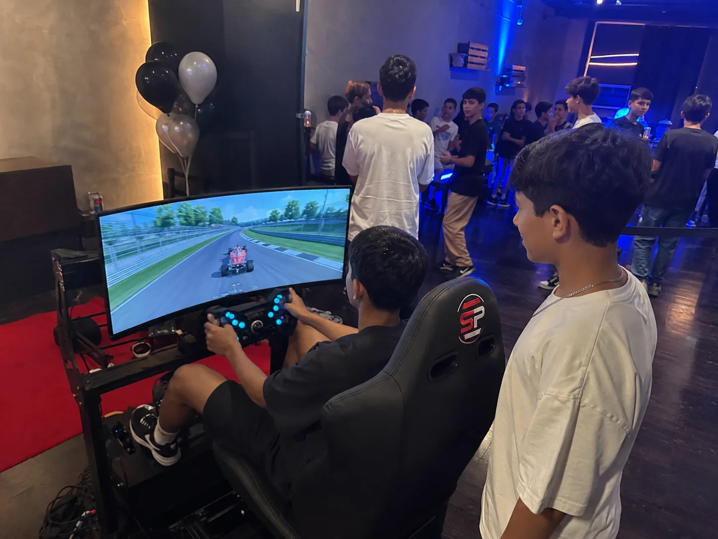 עמדת סימולטור נהיגה מקצועי של Drive85 בהפעלה באירוע חברה - תמונה 13